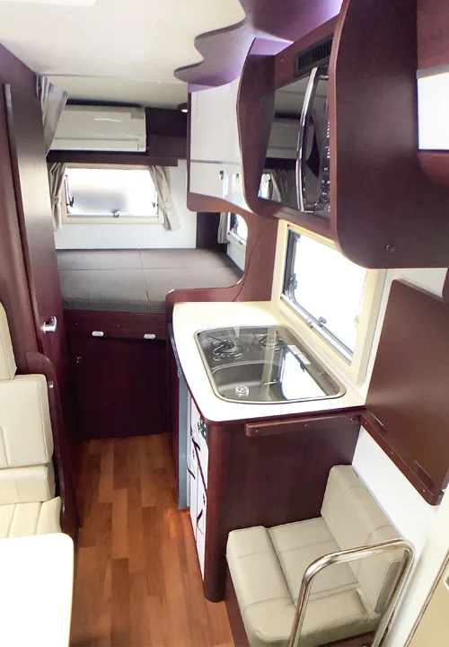 リアベッドとキッチン