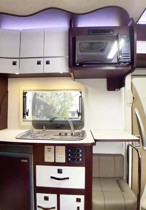 電子レンジとシンクのあるキッチン