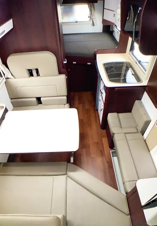 ダイニングテーブルとキッチン